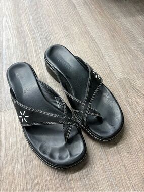 Clarks Black Leather Crisscross Thong Sandals with White Stitching